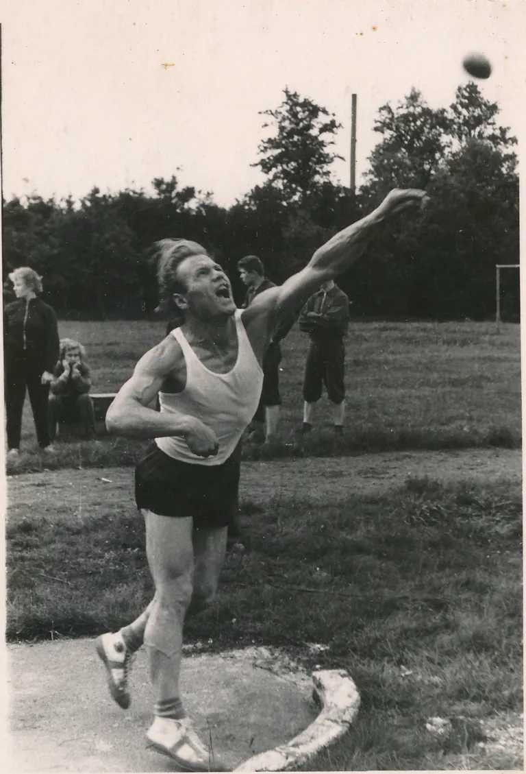 Aleksander Transtok kuuli tõukamas.