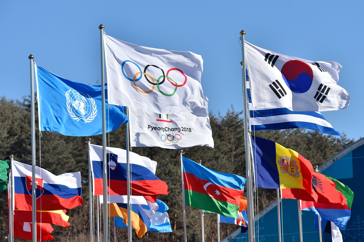 Lipud olümpiakülas.