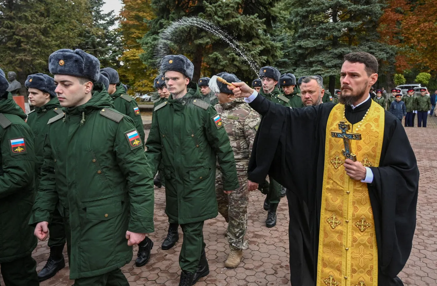 Vallutussõda ei ole Vene Õigeusu Kiriku jaoks patt: papp õnnistab Vene sõjaväeteenistusse kutsutud noori – sõtta Ukraina vastu.