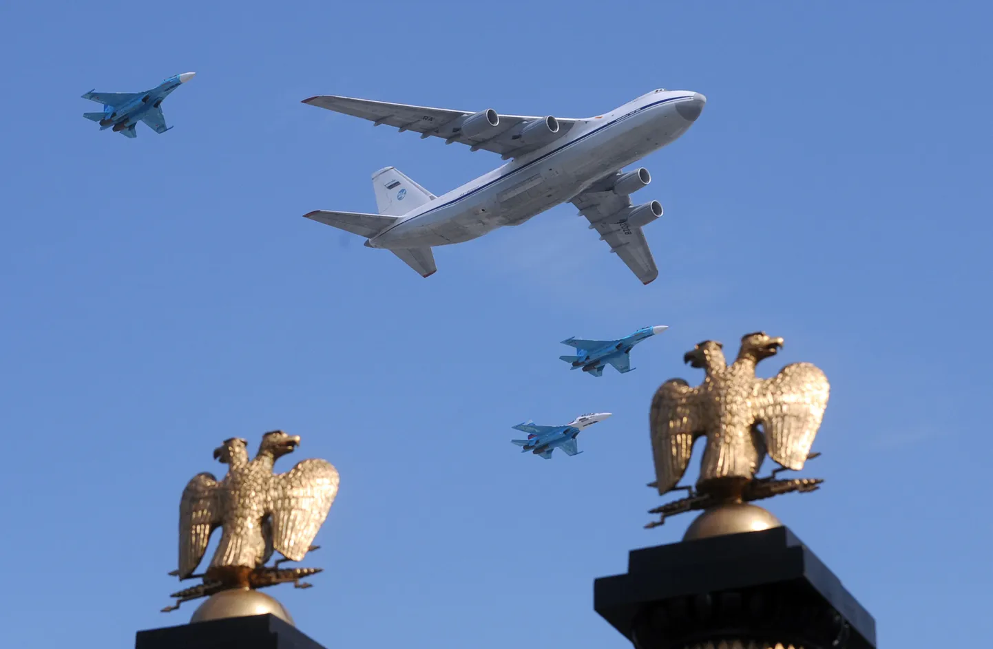 Venemaa viimsepäevalennuk Il-80, teda saadavad MiG-29 hävitajad


plane and MiG-29 fighter jets fly over Red Square during the Victory Day parade in Moscow on May 9, 2010. Troops from four NATO states marched through Red Square for the first time Sunday as Russia marked victory in World War II with its biggest military parade since the collapse of the Soviet Union.   AFP PHOTO / YURI KADOBNOV