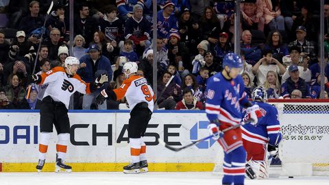 VIDEO ⟩ Ābols gūst vārtus skaitliskajā mazākumā NHL spēlē Ņujorkā