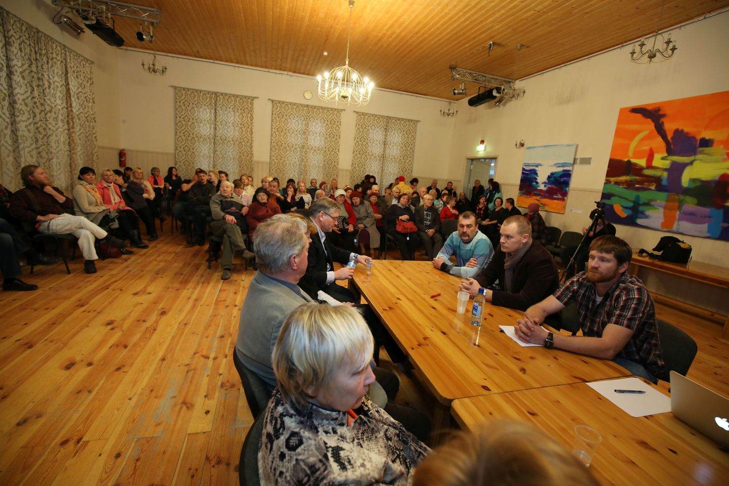 Kolga-Jaani volikogu istungit kogunes jälgima suur hulk vallakodanikke.