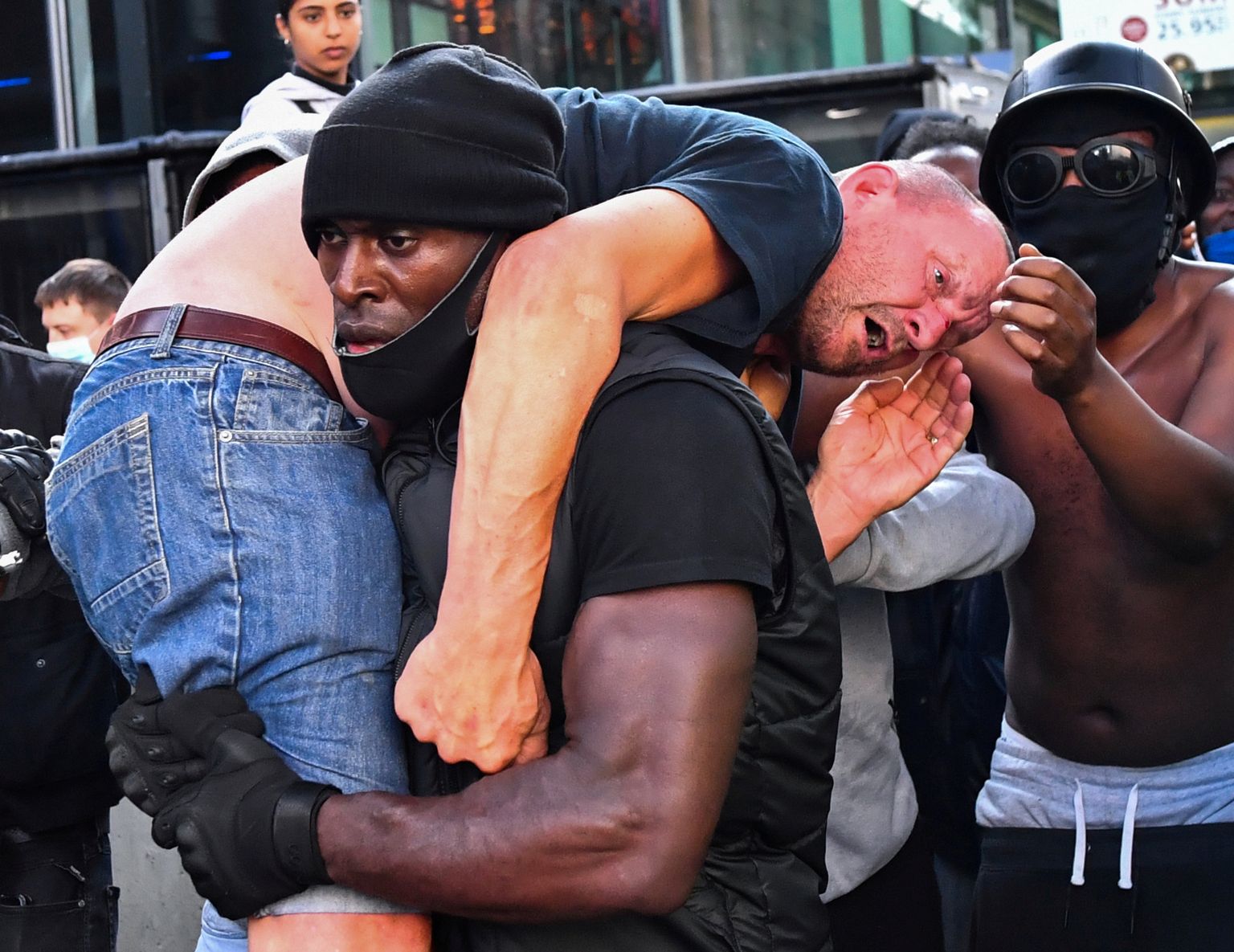 Londonis mustanahaliste õiguste eest protestinud Patrick Hutchinson kandis ohutusse kohta vastumeeleavaldusel osalenud paremäärmuslase.