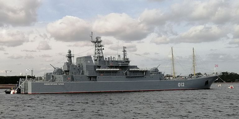 Десантный корабль «Оленегорский горняк»» получил серьезные повреждения в результате атаки украинских морских дронов.