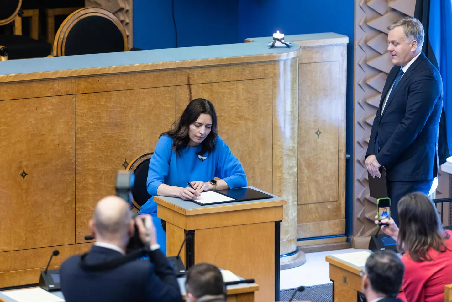 Täna andsid ministrid riigikogu täiskogu ees ametivande ja asuvad tööle valitsuse liikmetena. Pildil Karmen Joller.