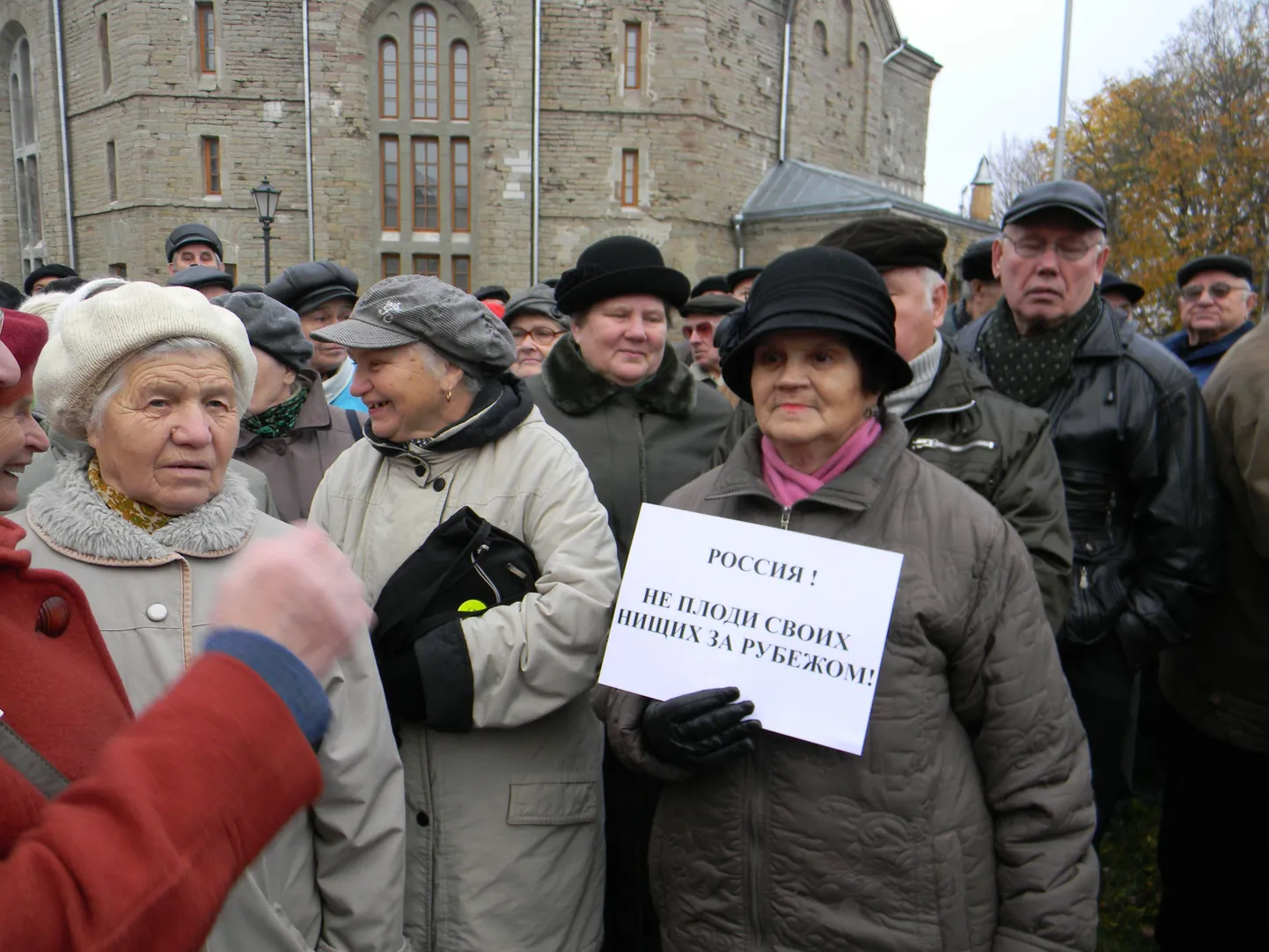 Vene pensionäride pikett Narvas Venemaa peakonsulaadi ees.