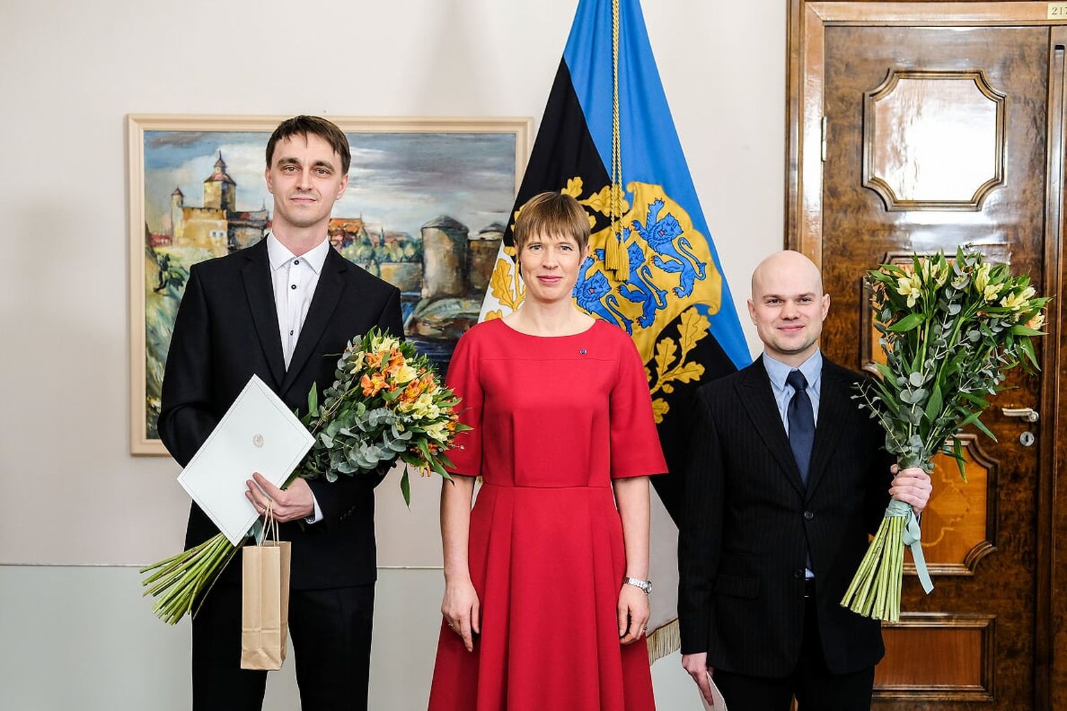 Eelmise aasta laureaadid Juri Belikov (vasakul) ning Jaan Aru (paremal) koos president Kersti Kaljulaidiga preemiate üleandmise tseremoonial.