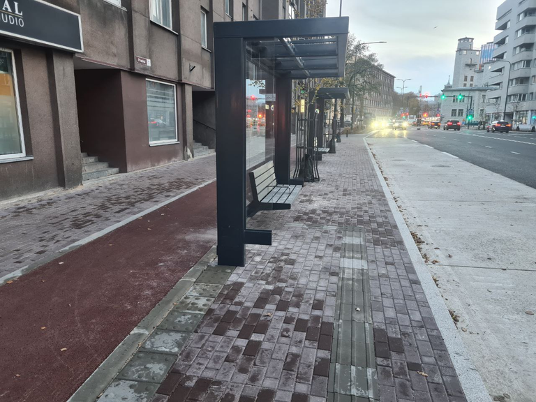 Велодорожка проходит с задней стороны автобусной остановки, чтобы не создавать конфликтную зону.