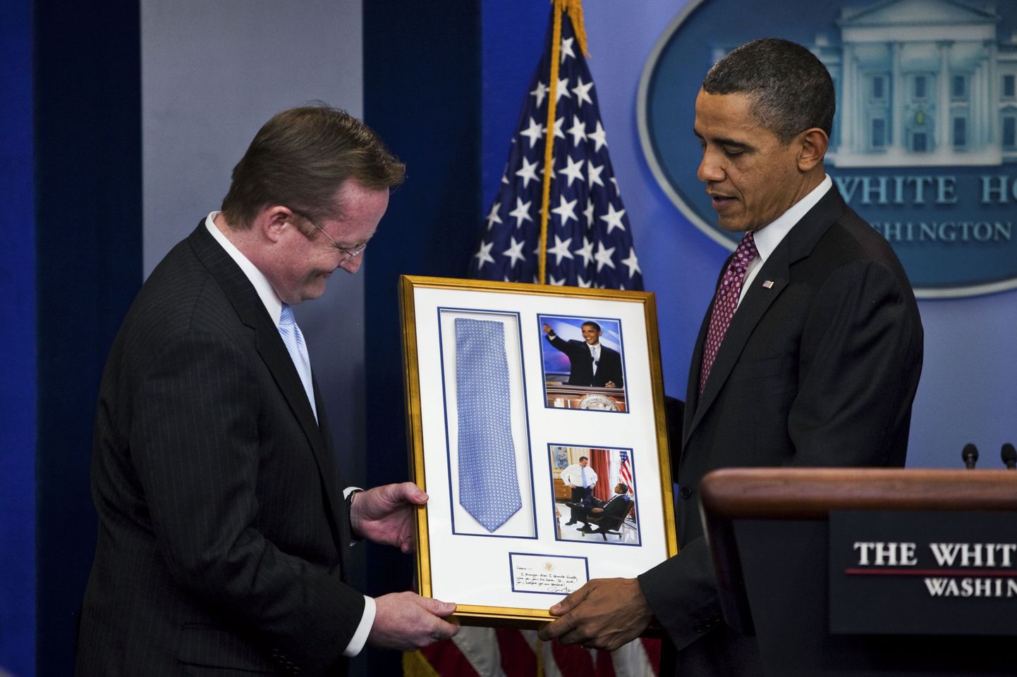 President Barack Obama andis Robert Gibbsile tema lahkumispressikonverentsil veebruaris raamituna tagasi lipsu, mille Gibbs kümme aastat tagasi Obamale laenas. Nüüd asus Gibbs tööle McDonald'sis.