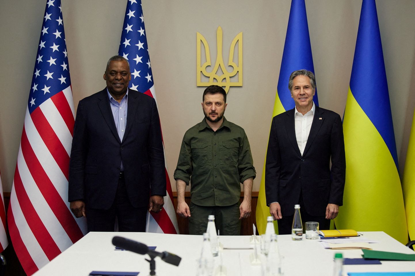 24. aprillil poseerivad Kiievis piltnikele (vasakult) USA kaitseminister Lloyd Austin, Ukraina president Volodõmõr Zelenskõi ja USA välisminister Antony Blinken.