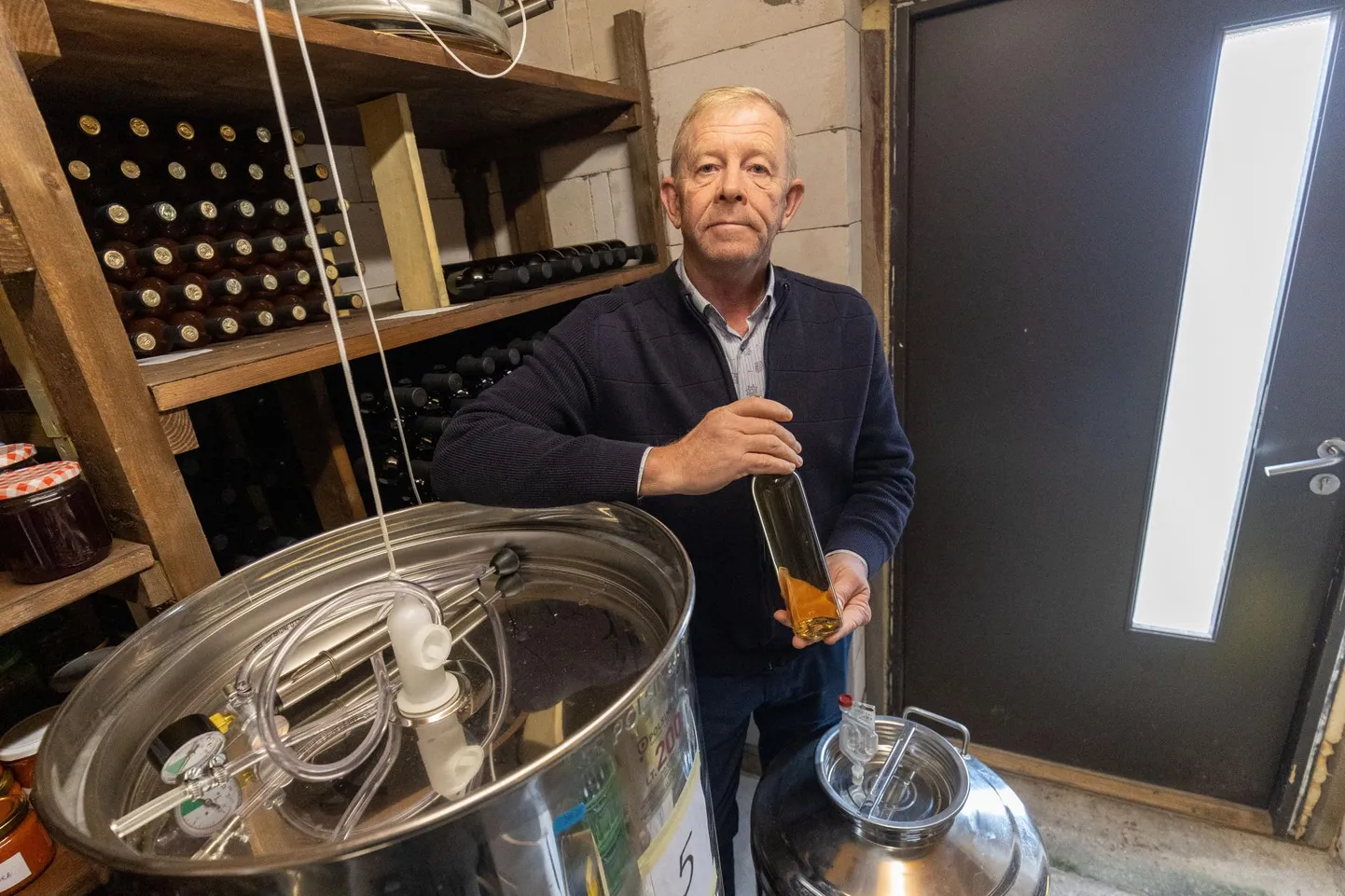 Margus Oleskil on korraga vein valmimas viies-kuues tünnis. Ruumi suuremalt tootmist ette võtta praegu veel napib. Aastas valmib tal umbes tuhat liitrit käsitööveini.