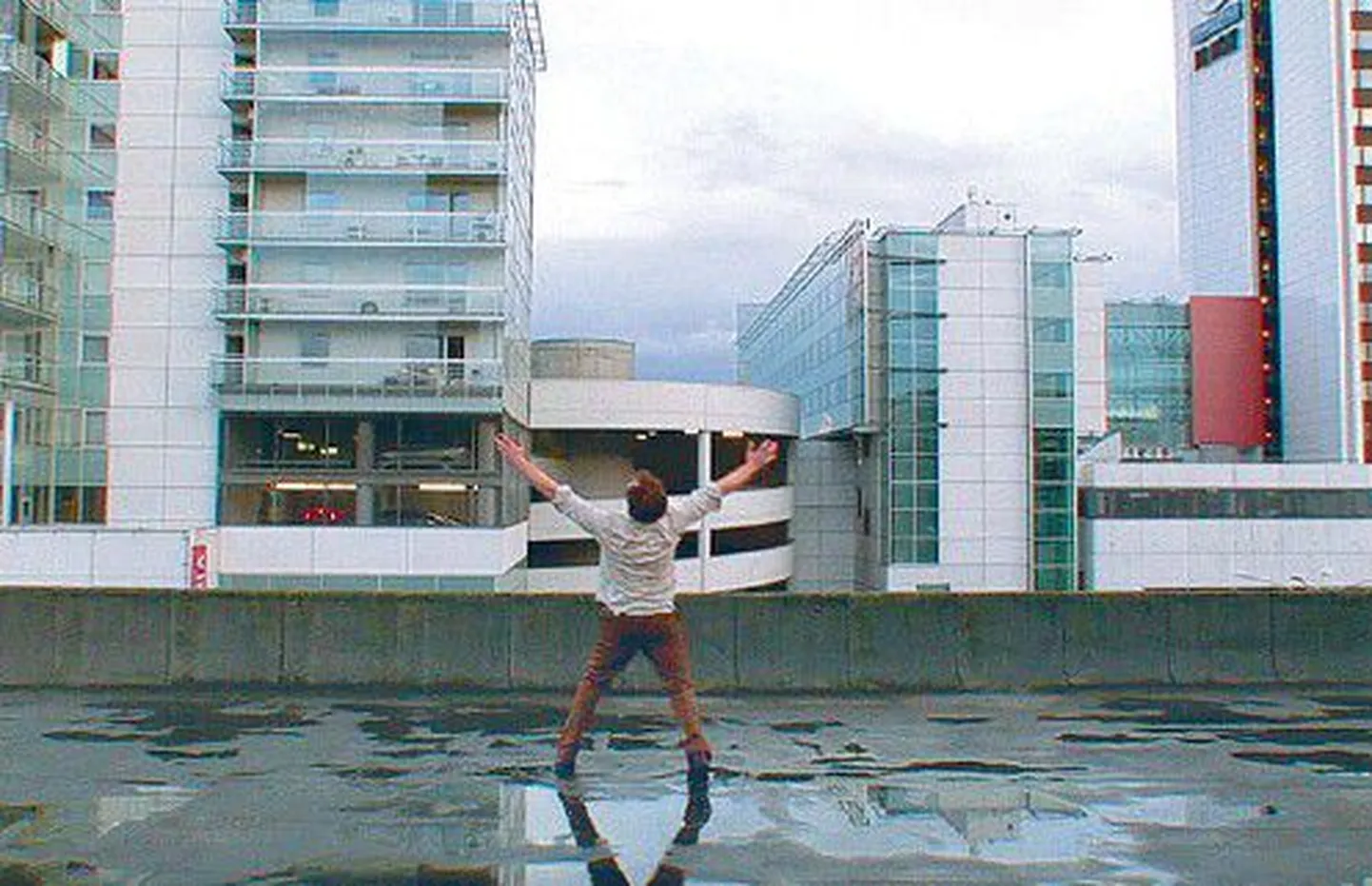 Видео «If i were a rich man» от дуэта художников Johnson & John­son ведет зрителя на крышу Таллиннского почтамта.