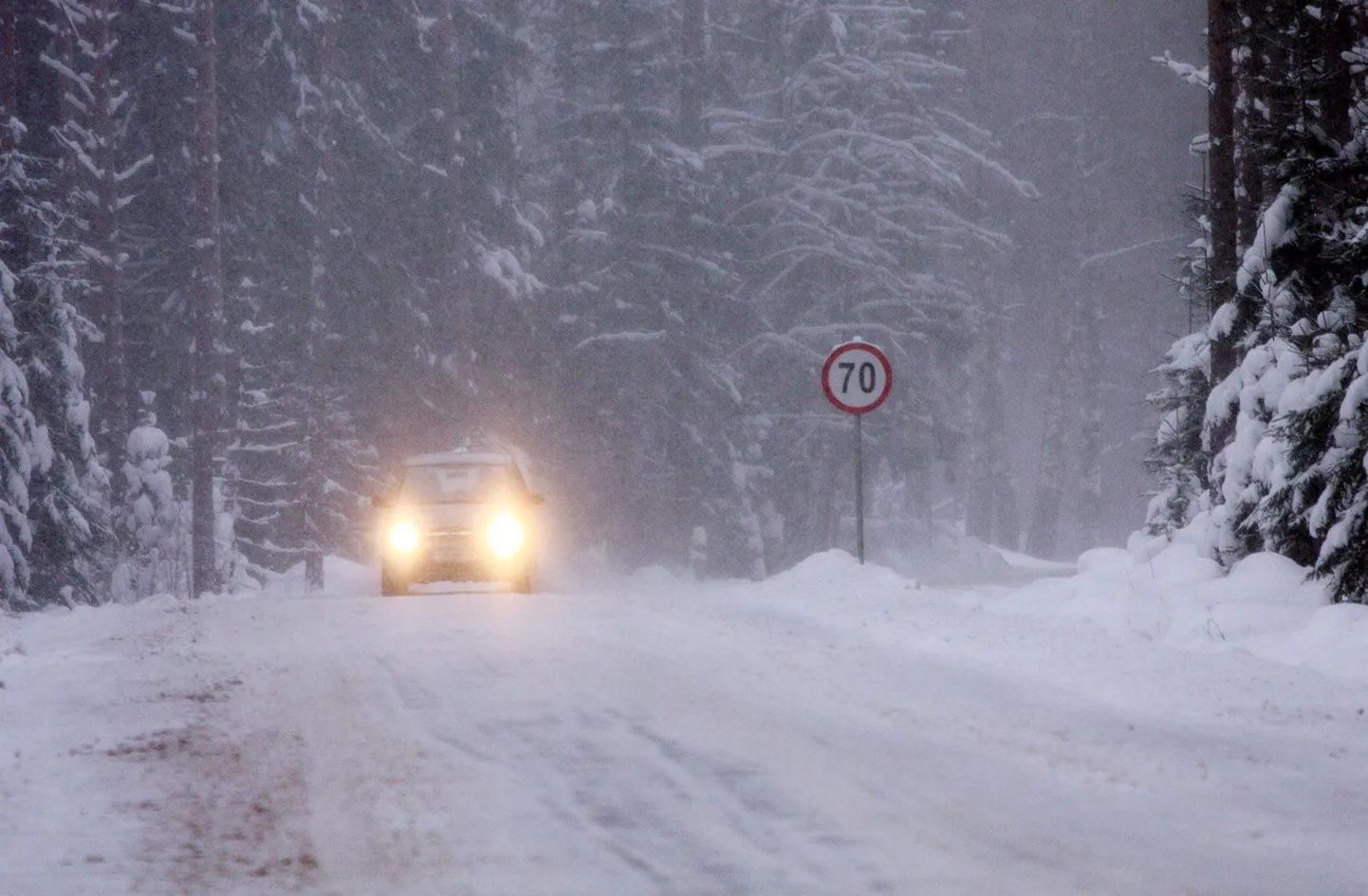 Transpordiameti teatel on teeolud piirkonniti keerulised.
