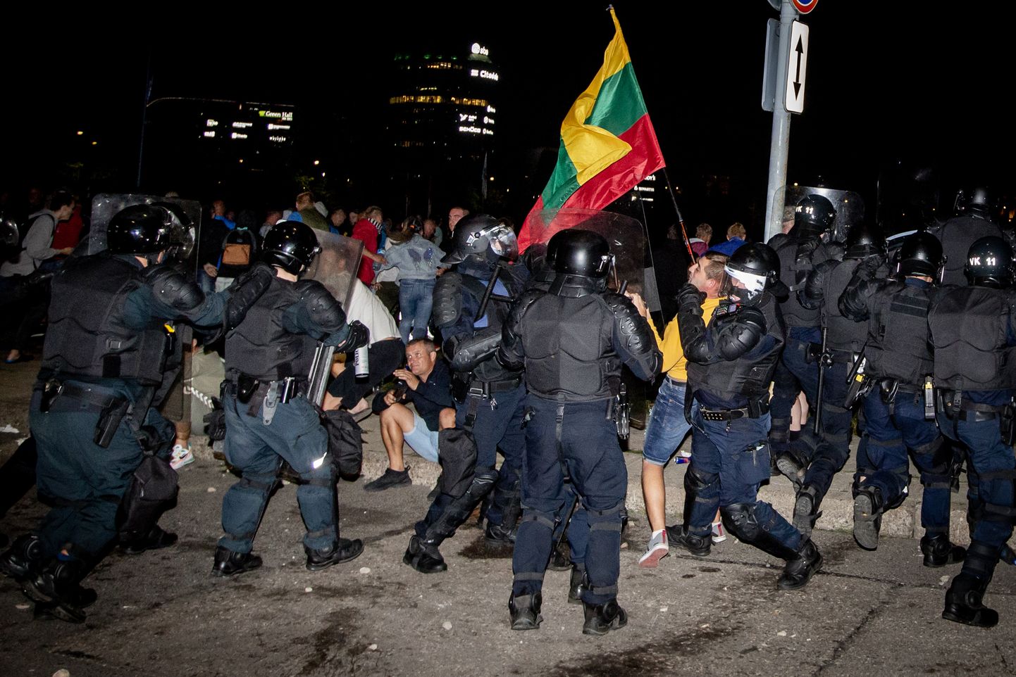Leedu politseinikud püüavad tänavu 10. augustil taltsutada Vilniuses parlamendihoone lähistel märatsenud viirusepiirangute vastaseid meeleavaldajaid.