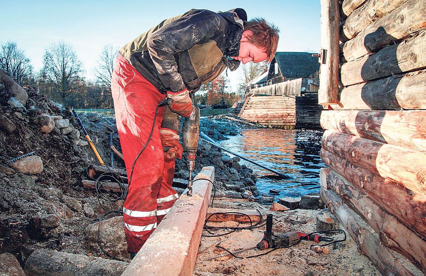 Kurgja paisu ja ülekäigusilda parklast Pärnu jõe äärse veskini remondib Inseneriehituse AS, paigaldades sinna ka uued palgid.