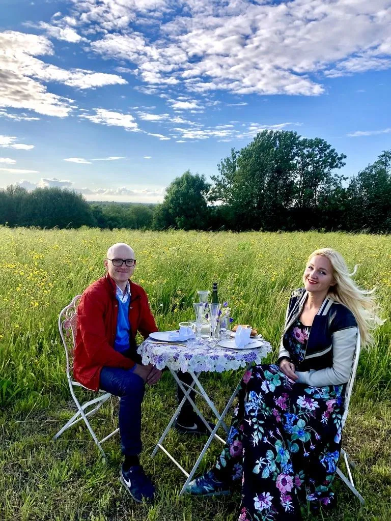 Kristina ja Marko proovisid romantilist piknikku koos Meritiga kurekelladest sinetaval aasal. Jätsime kõik valikud romantikadisaineri teha – nii koha kui ka menüü. Kallim esiti kahtles, siis nõustus. Hiljem aga oli mul asjaliku eesti mehe asemel kõrval taassünni teinud romantik. «Ülikõva elamus. Väga hea toit, väga hästi kasutatud aeg, ja see, kui soe ja armas Merit ise on, on veel omaette kirss tordil.»