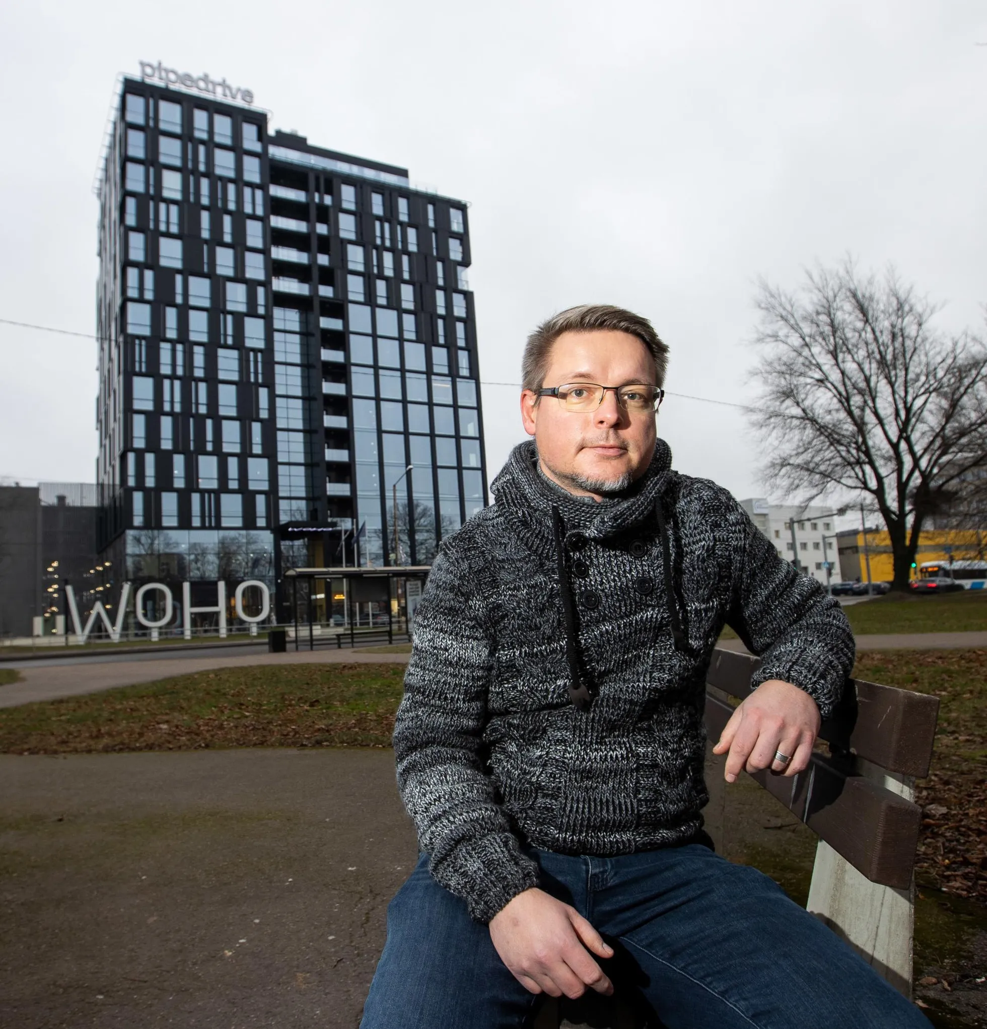 Pipedrive'i kaasasutaja Martin Henk ettevõtte peakontori ees Tallinnas Mustamäe teel.