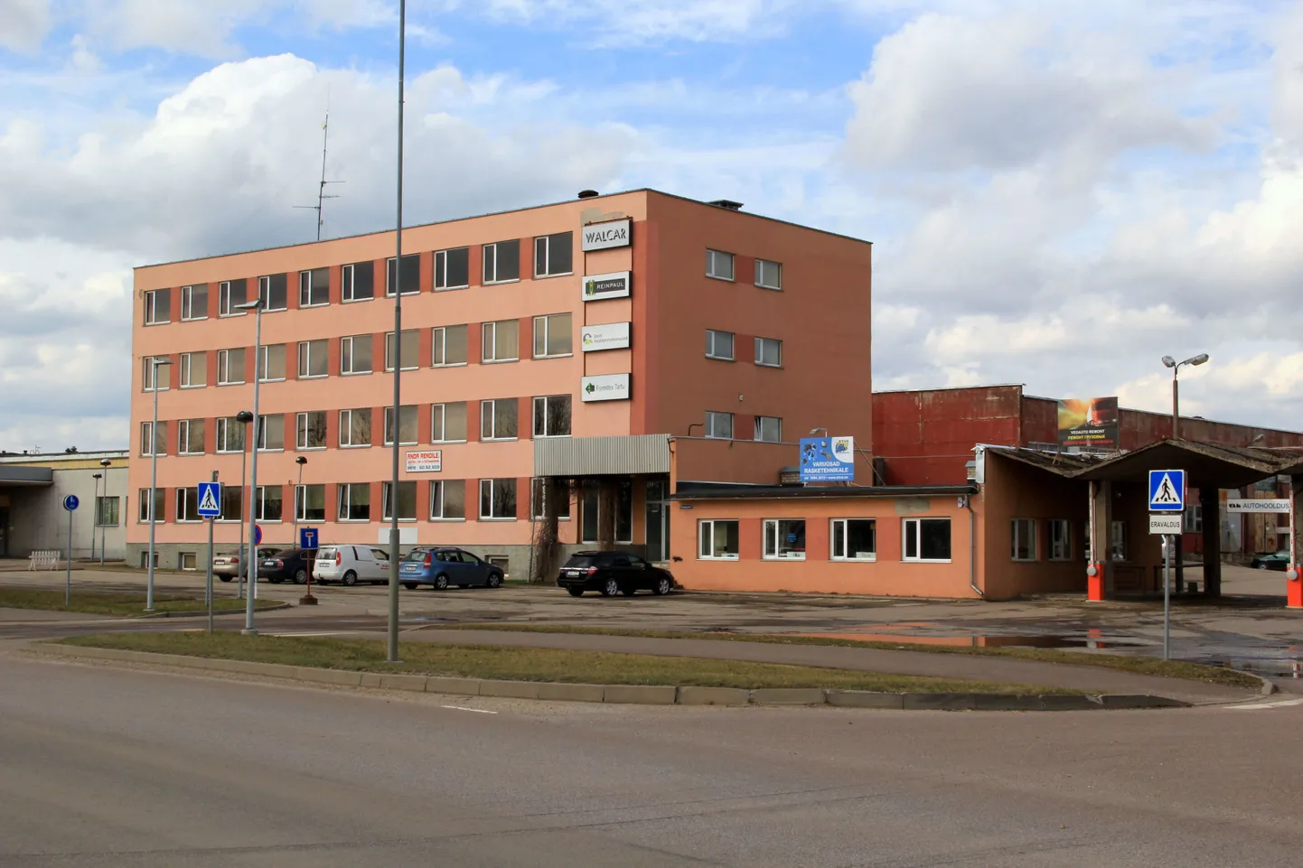Kuigi väljastpoolt tundub kõik vanaviisi olevat, käib majas vilgas remont. Hoonesse ei ole aastate jooksul midagi investeeritud ja see kipub lagunema. Omanike soov on Valgale oluline hoone korda teha ja korrastada linna üldpilti.