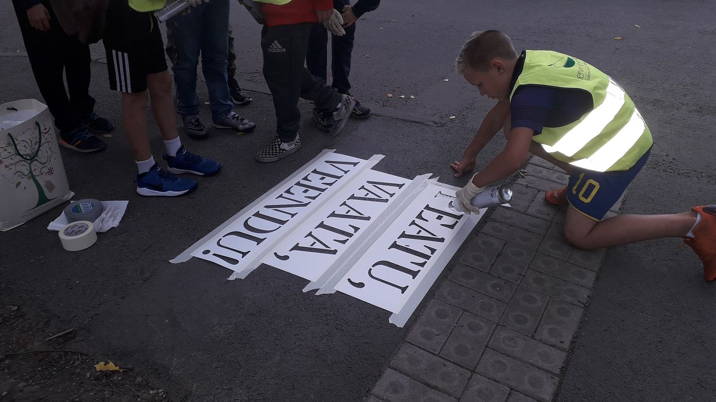 В Пыхья-Таллинне у пешеходных переходов появились предупреждающие надписи.