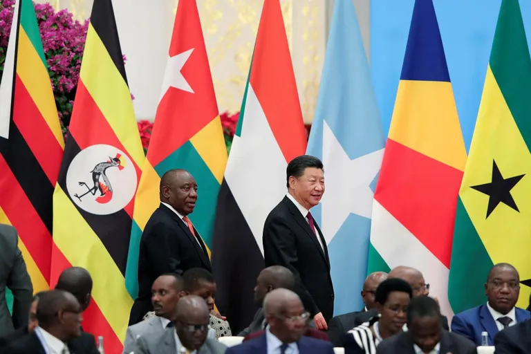 Hiina president Xi Jinping ja Lõuna-Aafrika Vabariigi riigipea Cyril Ramaphosa 2018. aastal Pekingis Hiina-Aafrika koostöökohtumisel. Pragmaatiliselt kaubandussuhteid arendades on Hiina kerkinud maailma tõeliseks suurjõuks.
