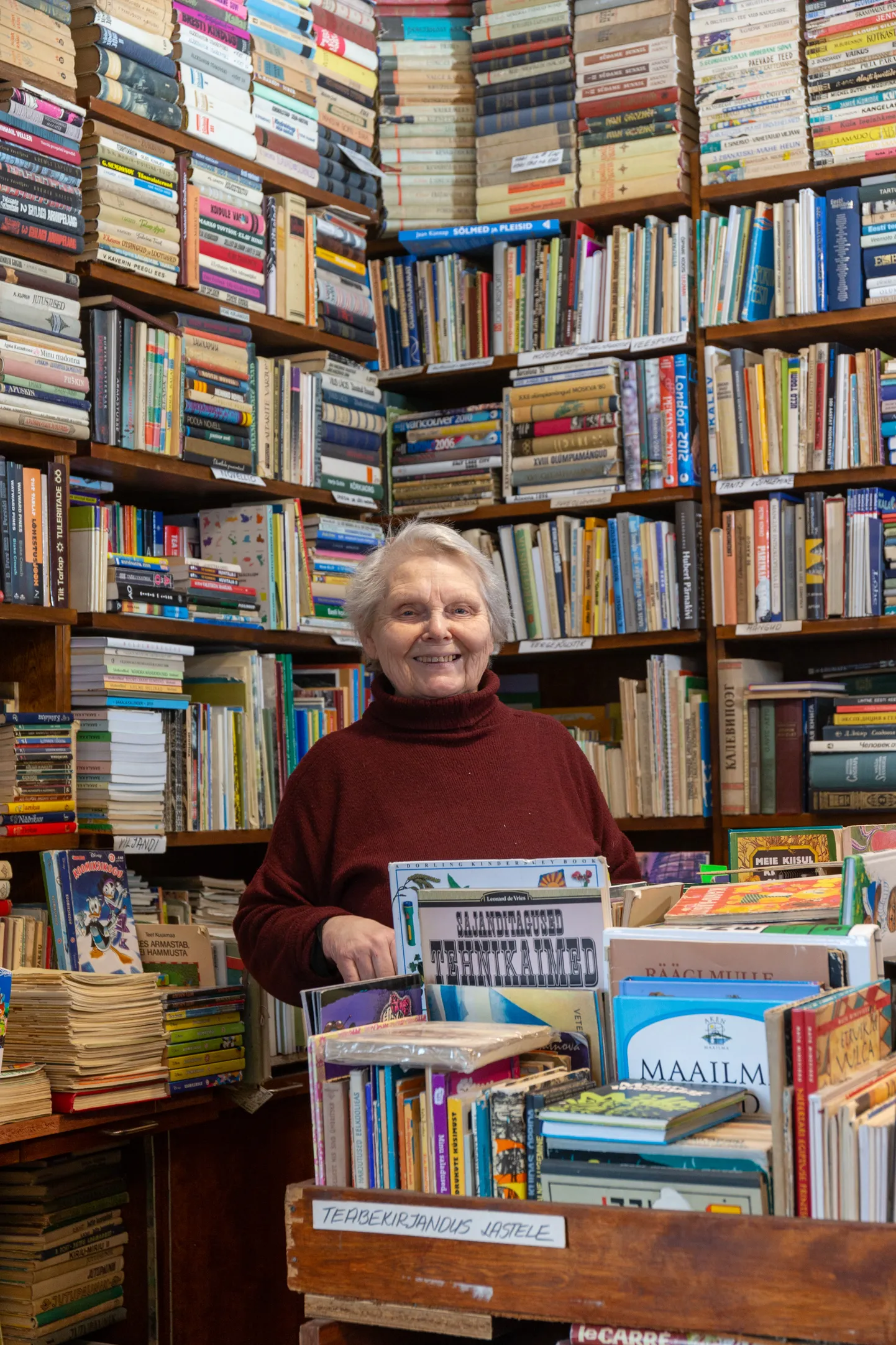 Viljandi antikvariaat, vanad raamatud. Presidendi otsusel saab kauaaegne Viljandi raamatupoe pidaja Mai Palo Valgetähe V klassi teenetemärgi.
ELMO RIIG/Sakala.