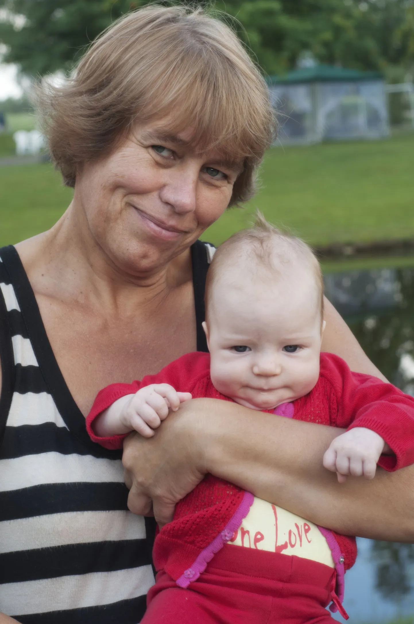 Valgamaa aasta ema 2014 Maris Kärson oma esimese lapselapse Hiiega.
