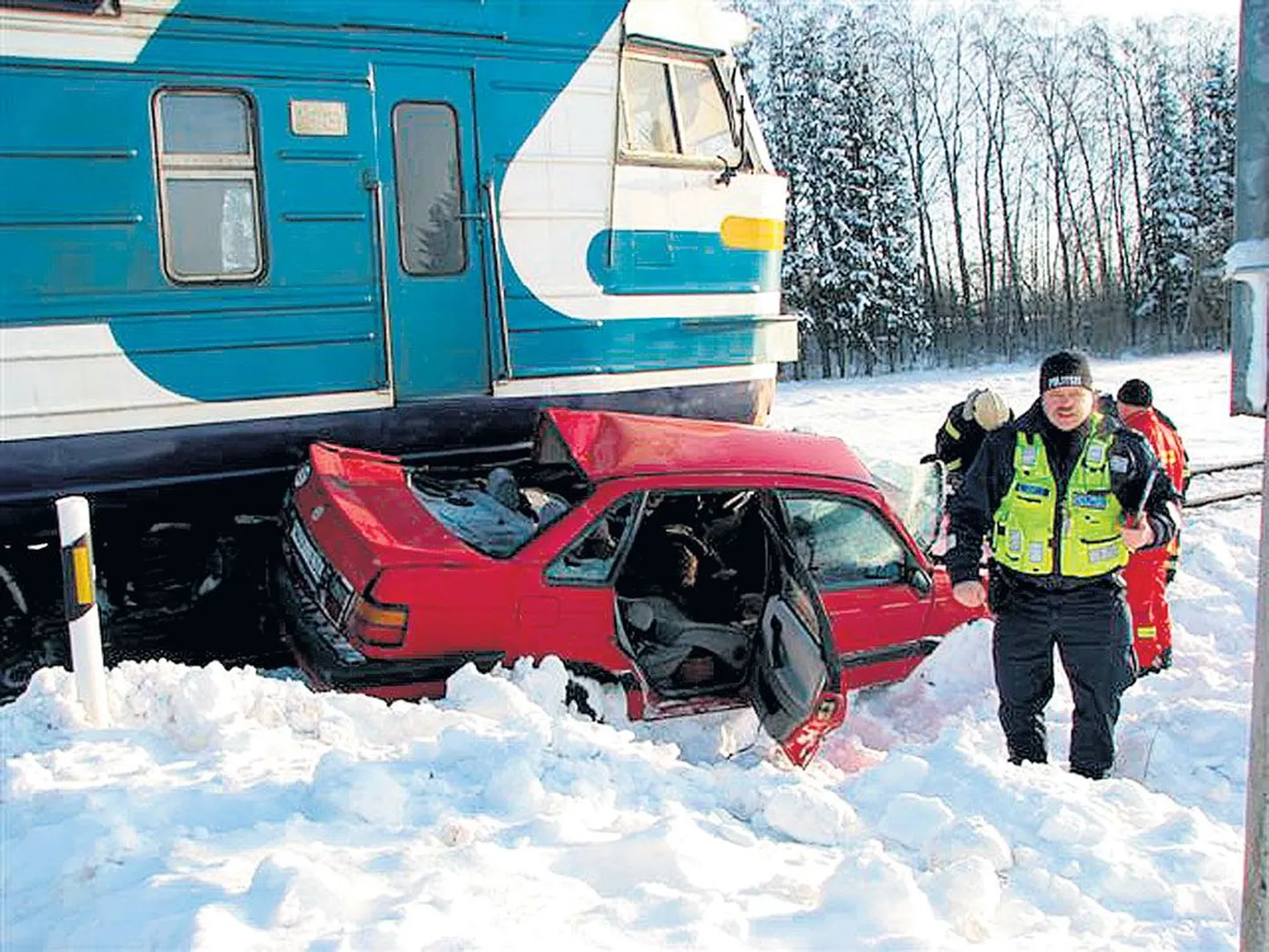 Eilses rongi ja auto kokkupõrkes Jõgevamaal hukkus keskealine mees.