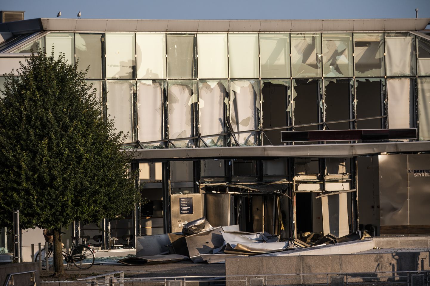 Plahvatuses kannatada saanud Taani maksuameti hoone augustis.