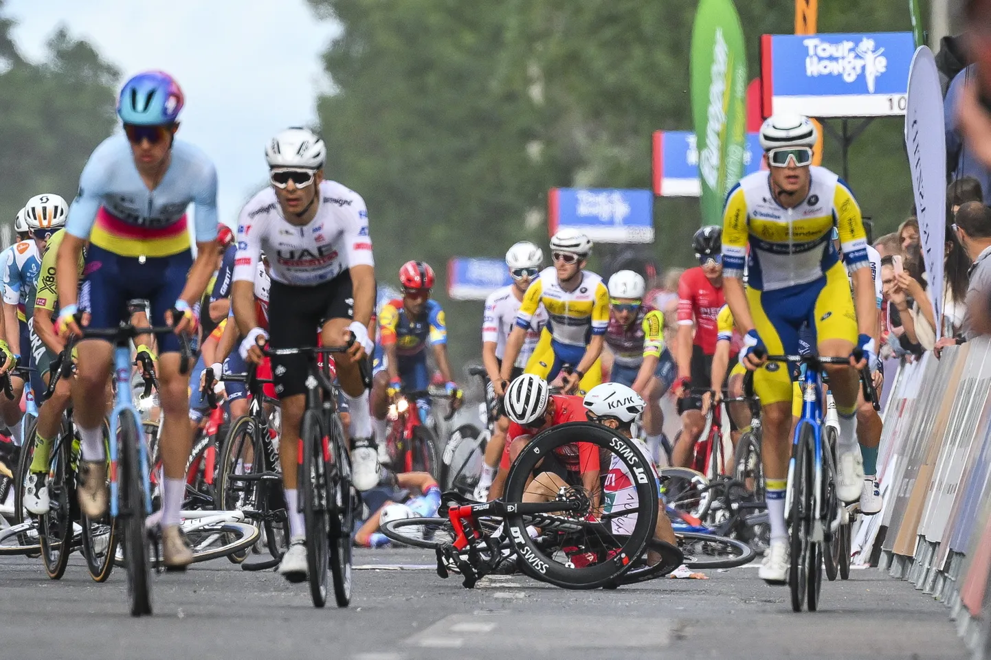 Латвийский велогонщик стал причиной столкновения на финише этапа Tour de Hongrie