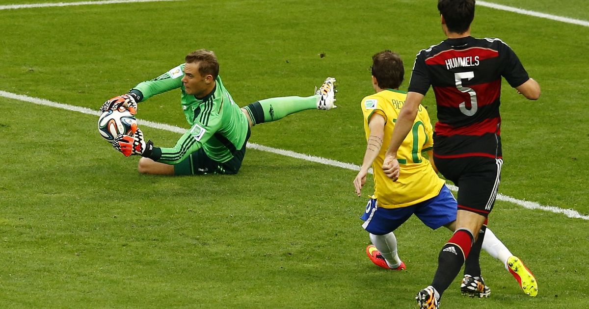Страна современного футбола. Матч Бразилия Германия 2014. Современный футбол. Современный футбольный матч. Современный футбол картинки.