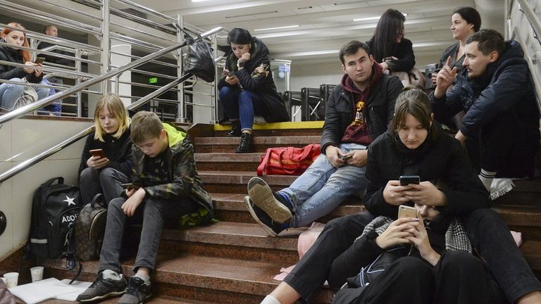 Люди спасаются от обстрелов в киевском метро.
