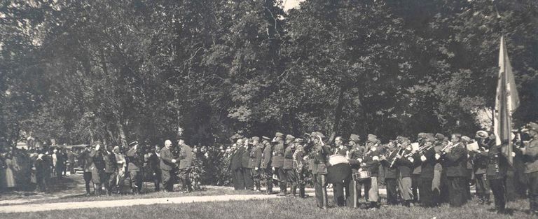 Teineteisel suruvad kätt riigivanem Konstantin Päts ja vägede ülemjuhataja kindral Laidoner. Kogu sündmuse jäädvustas fotodele kohalik mees Julius Lind.