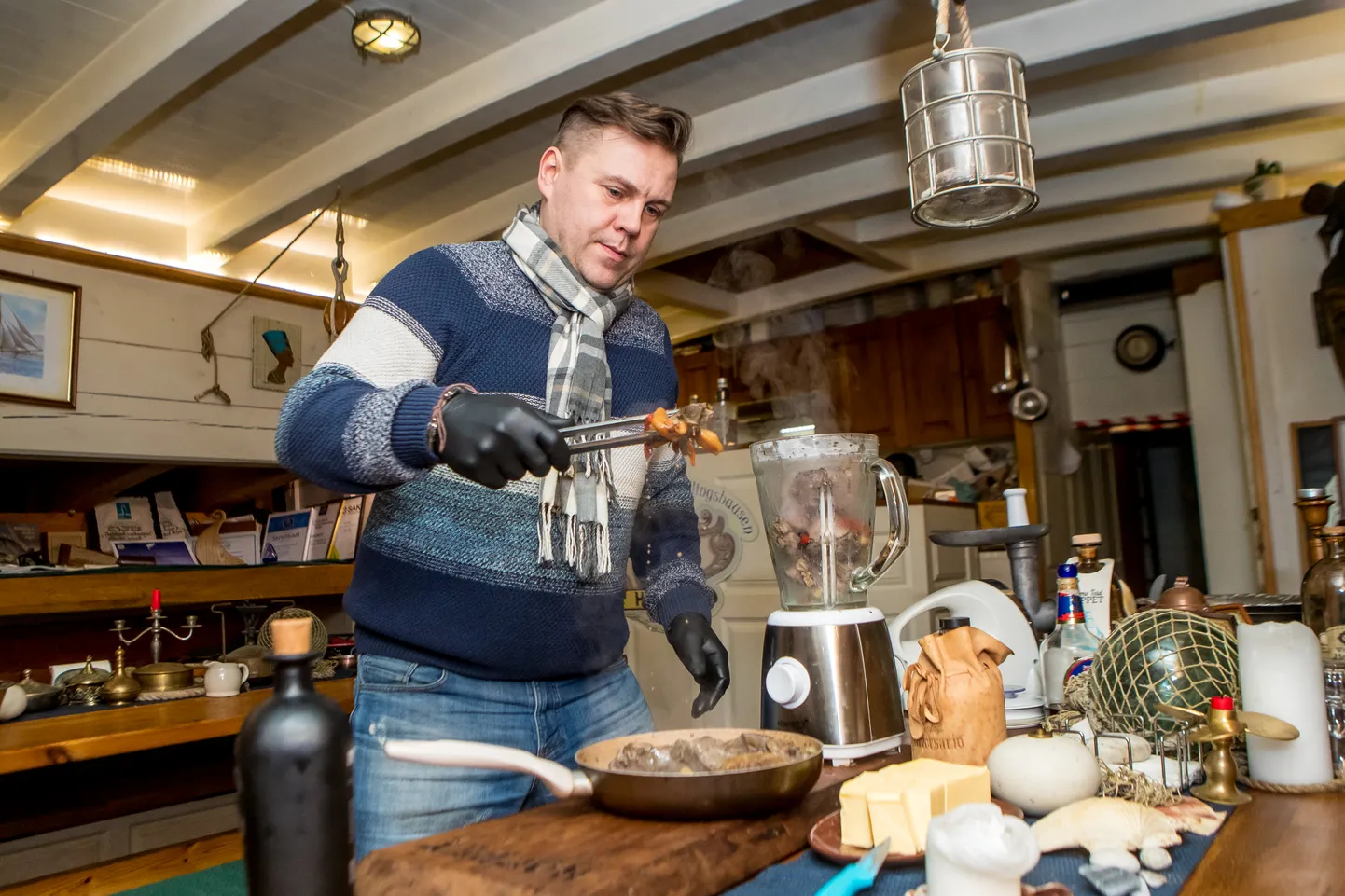 KALJAS KAHE MASTIGA: Hoppeti kapten Pekka Rooväli ütleb, et laevas kokates on 
tähtis kõigeks valmis olla ja suuta sõltuvalt olukorrast improviseerida.
