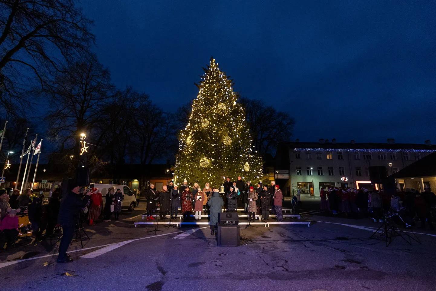 01.12.2024, Paide

Jõuluaja ametlikku algust tähistati Paide keskväljakul tulede süütamisega kuusel ning pühitsetud jõulutule jagamisega.

Jõulutuli. Kuusk. Jõulukuusk. 

Juba tunnike varem sai harras hetk alguse jõuluootuskontserdiga Paide Püha Risti kirikus, kus linnarahva ette astusid Hammerbecki põhikooli õpilased õpetaja Malle Antoni juhendamisel.

Pimeduse hakul kogunes rahvas linna jõulupuu ümber, kus süüdati tuled, et need annaks helgust ja valgust alanud jõuluaega. Loodus pole selles osas praegu just kuigi lahke.

Kuuse alla ütlesid linnarahvale häid soove Paide linnapea Kaido Ivaski ja kirikuõpetaja Andres Tšumakov. Nad jagasid kodudesse laiali ka pühitsetud jõulutuld.

Rõõmsa meeleolu eest hoolitsesid kuuse all Paide naiskoor ja Hammerbecki põhikooli rahvatantsurühmad.

Foto: Dmitri Kotjuh / Järva Teataja