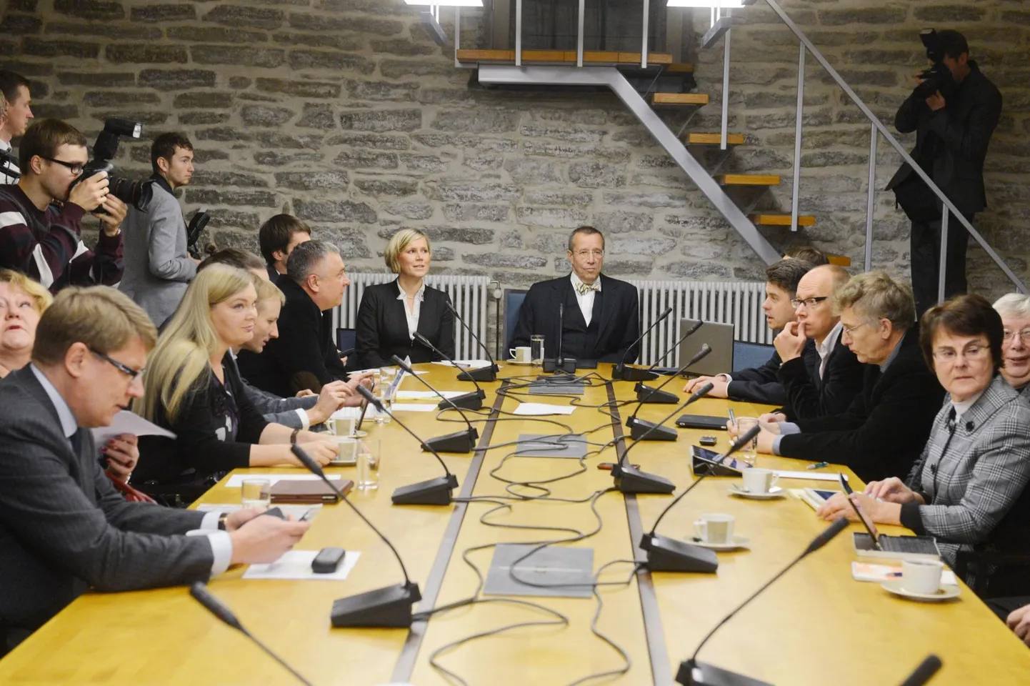 Rahvakogu ettepanekuteportaali avamine otsustati toonase presidendi Toomas Hendrik Ilvese ümarlaual 2012. aasta detsembris Kadrioru jääkeldris.