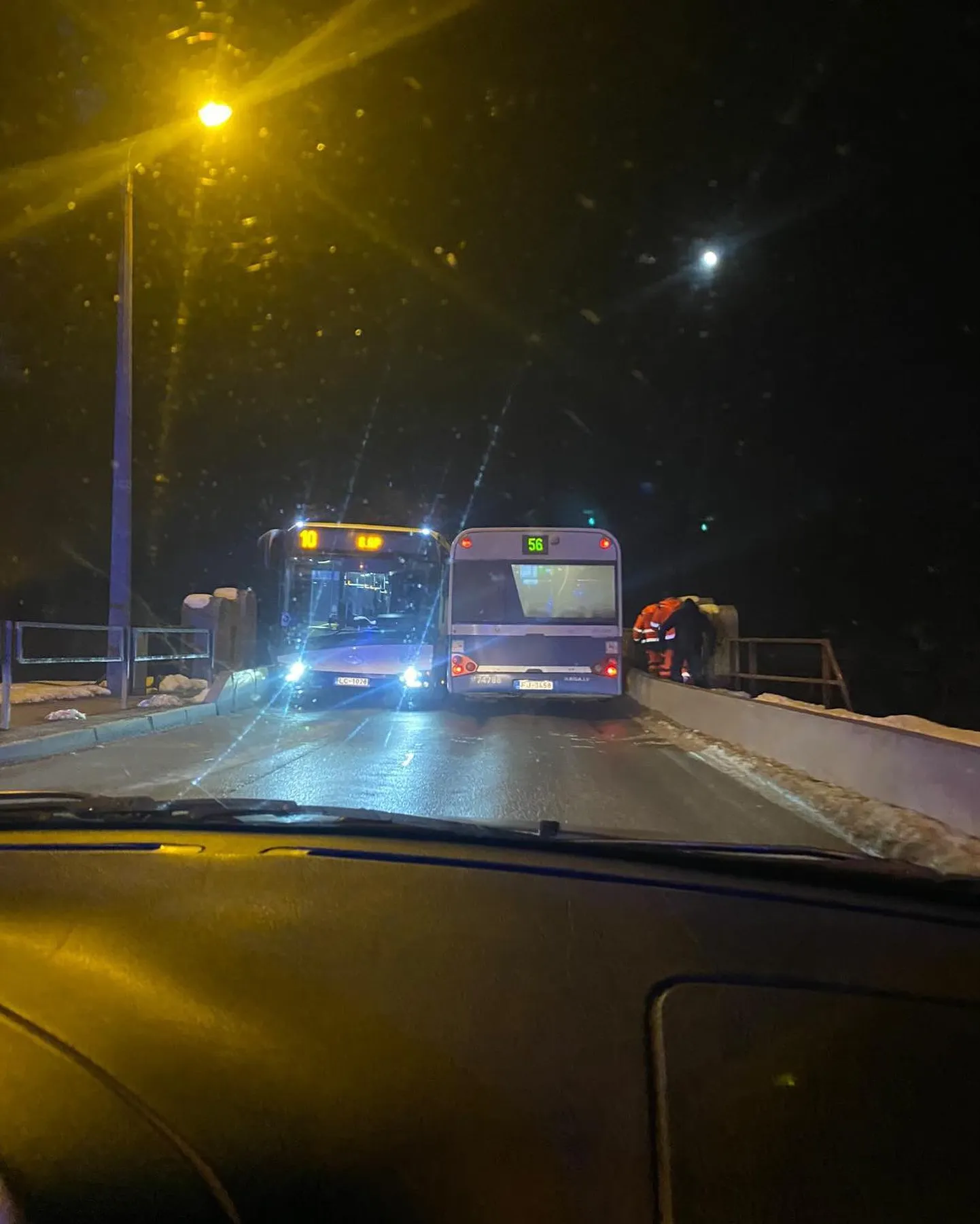 В Торнякалнсе два автобуса Rīgas satiksme застряли на узком мосту