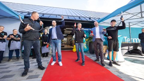 SUUR GALERII ⟩ Mäeküla uus teenindusjaam avati vägeva driftietendusega