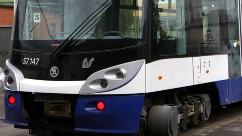Rīgas centrā sliežu bojājuma dēļ īslaicīgi traucēta vairāku tramvaju maršrutu darbība