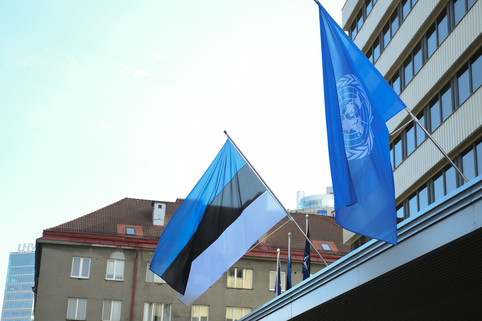 Täna algab Eesti eesistumine ÜRO Julgeolekunõukogus. Selle puhul heisati täna hommikul Eesti ja ÜRO lipud välisministeeriumi ees.