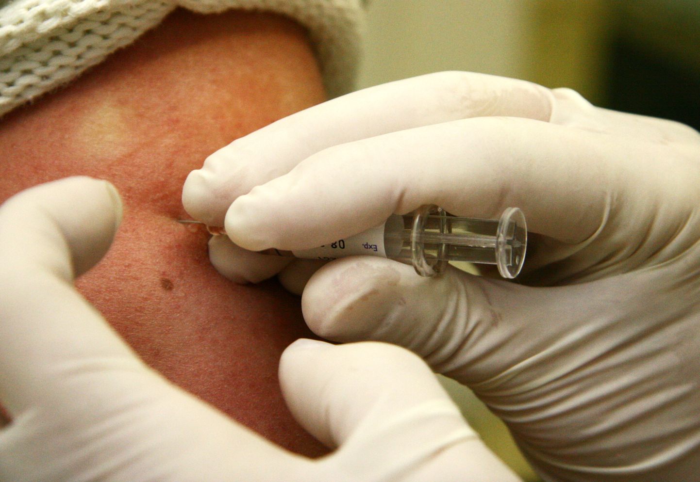Пациенту делают прививку в Латвийском центре инфектологии