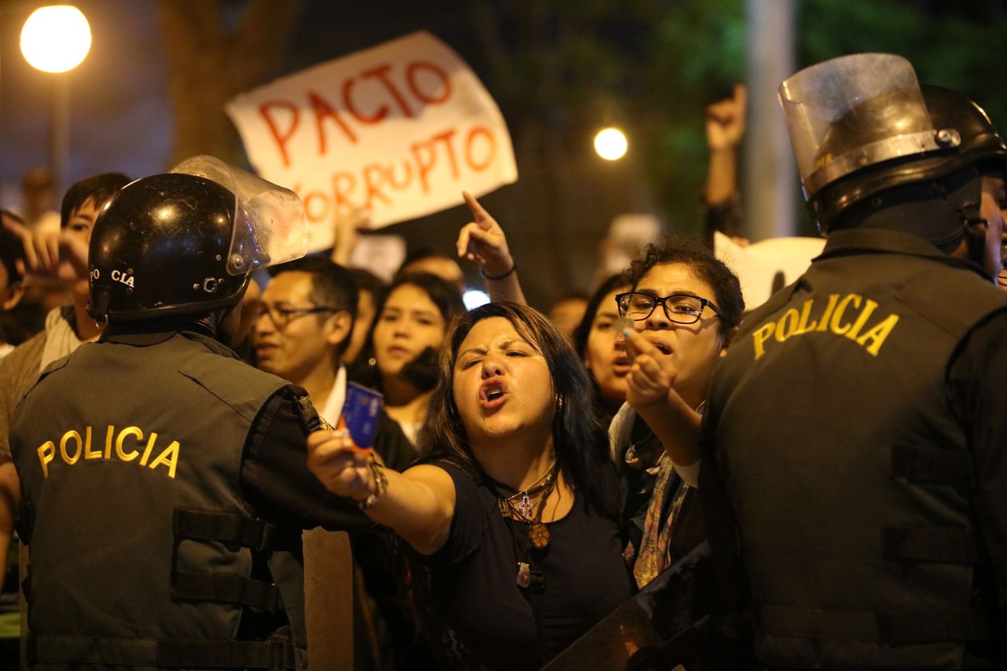 Protestijad avaldamas Limas meelt ekspresident Alberto Fujimori vabastamise vastu.