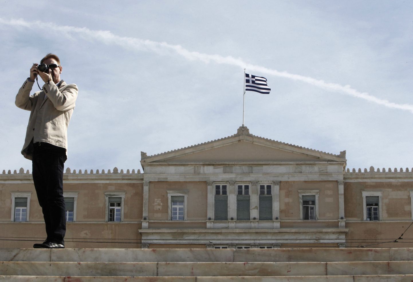 Turist Kreeka parlamendihoone ees.