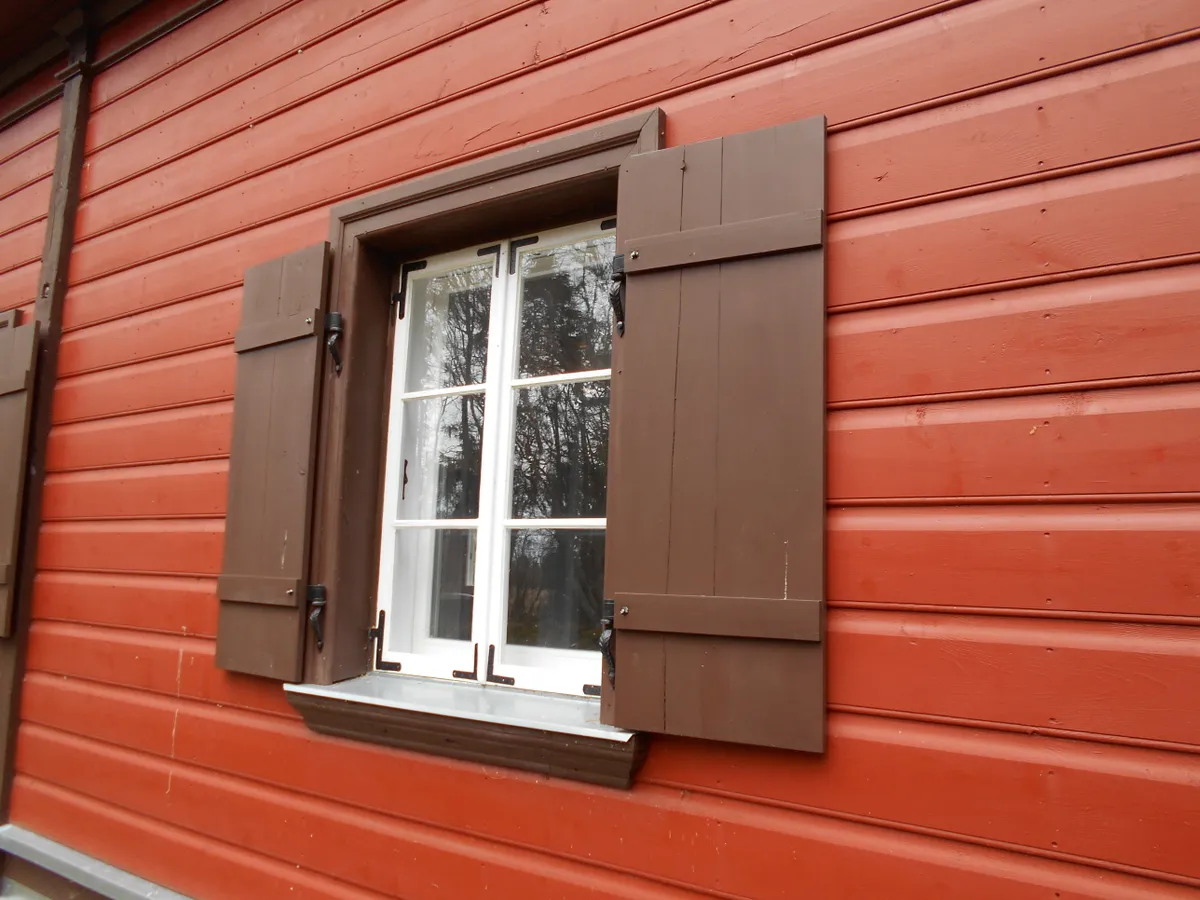 Hoone põhikonstruktsioonid on säilitatud, voodrilauad, aknad, aknaluugid ja varikatused on uued.