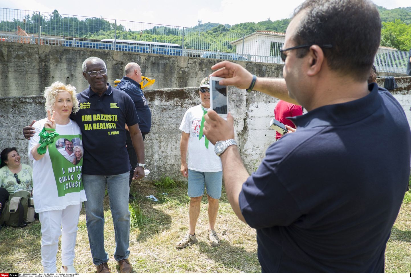 Tony Iwobi 2015. aastal toimunud kampaaniaüritusel koos poolehoidjatega pildistamas.