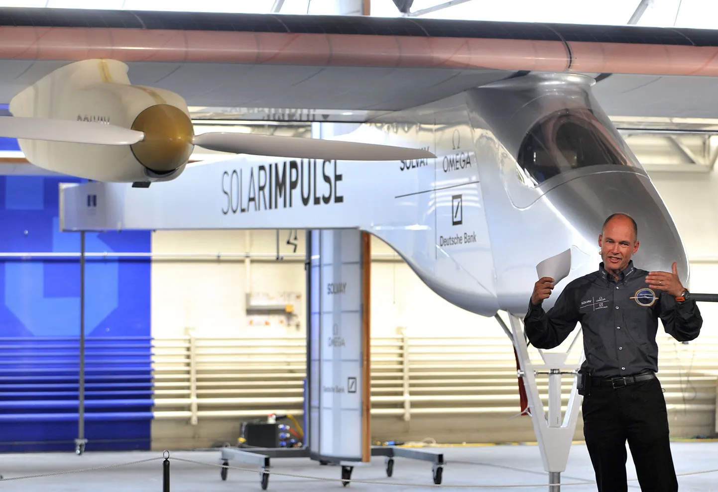 Bertrand Piccard tutvustas vaid päikeseenergiat kasutavat lennukit.