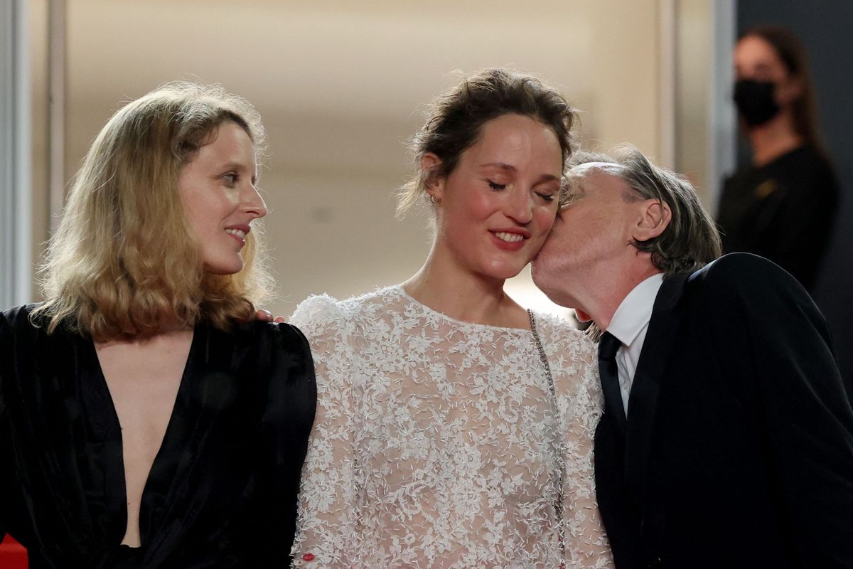 Britu aktieris Tims Rots skūpsta Luksemburgas aktrisi Vikiju Kriepu, kad viņi kopā ar franču režisori Mia Hansenu-Lovelu ierodas uz filmas "Bergmaņa sala" pirmizrādi.
