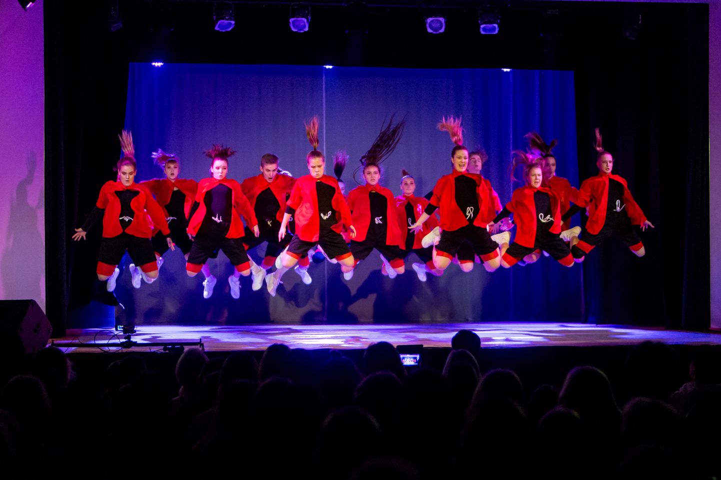 Tantsukool Semiir koolitantsu eelvoorus 2019. aastal tantsuga „Z-R0S“, autoriks Kelly Kasjanenko.