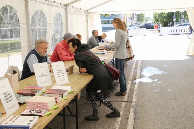 Jüri Talvet (esiplaanil vasakul) vestleb kirjandushuvilisega.