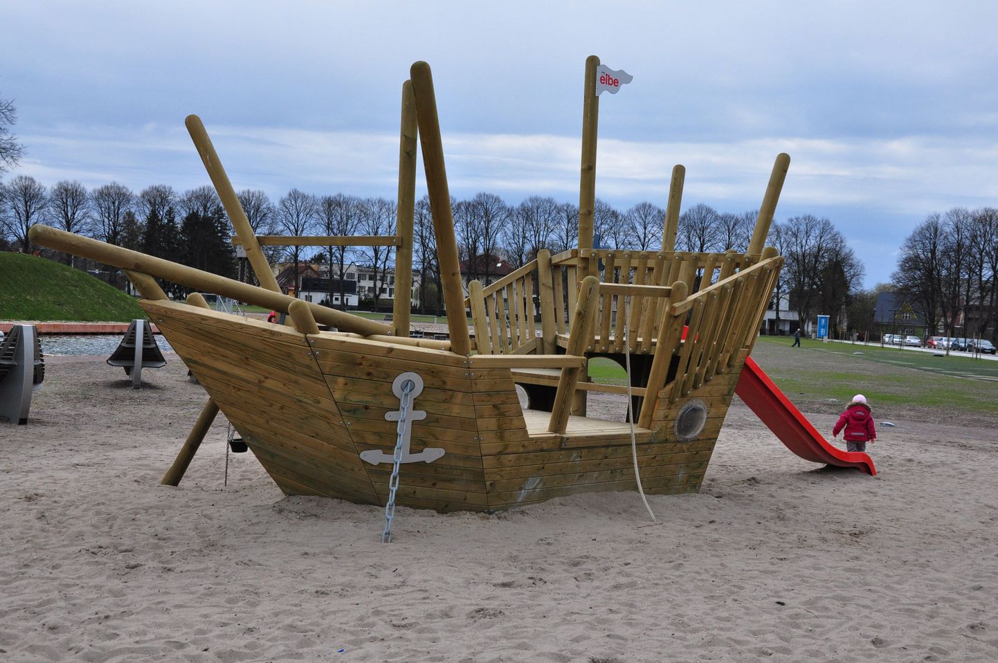 Renoveeritud Pärnu Vallikäärus näeb merelahingut.