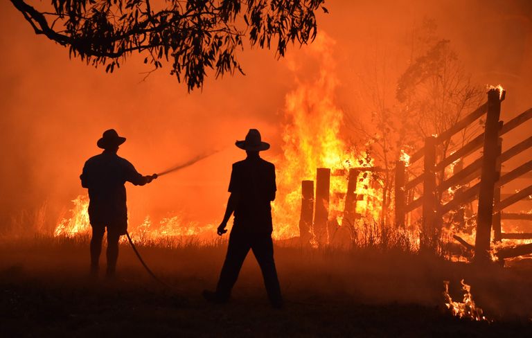 Vabatahtlikud kustutamas põlengut New South Walesis Sydney lähedases Hillsville'is